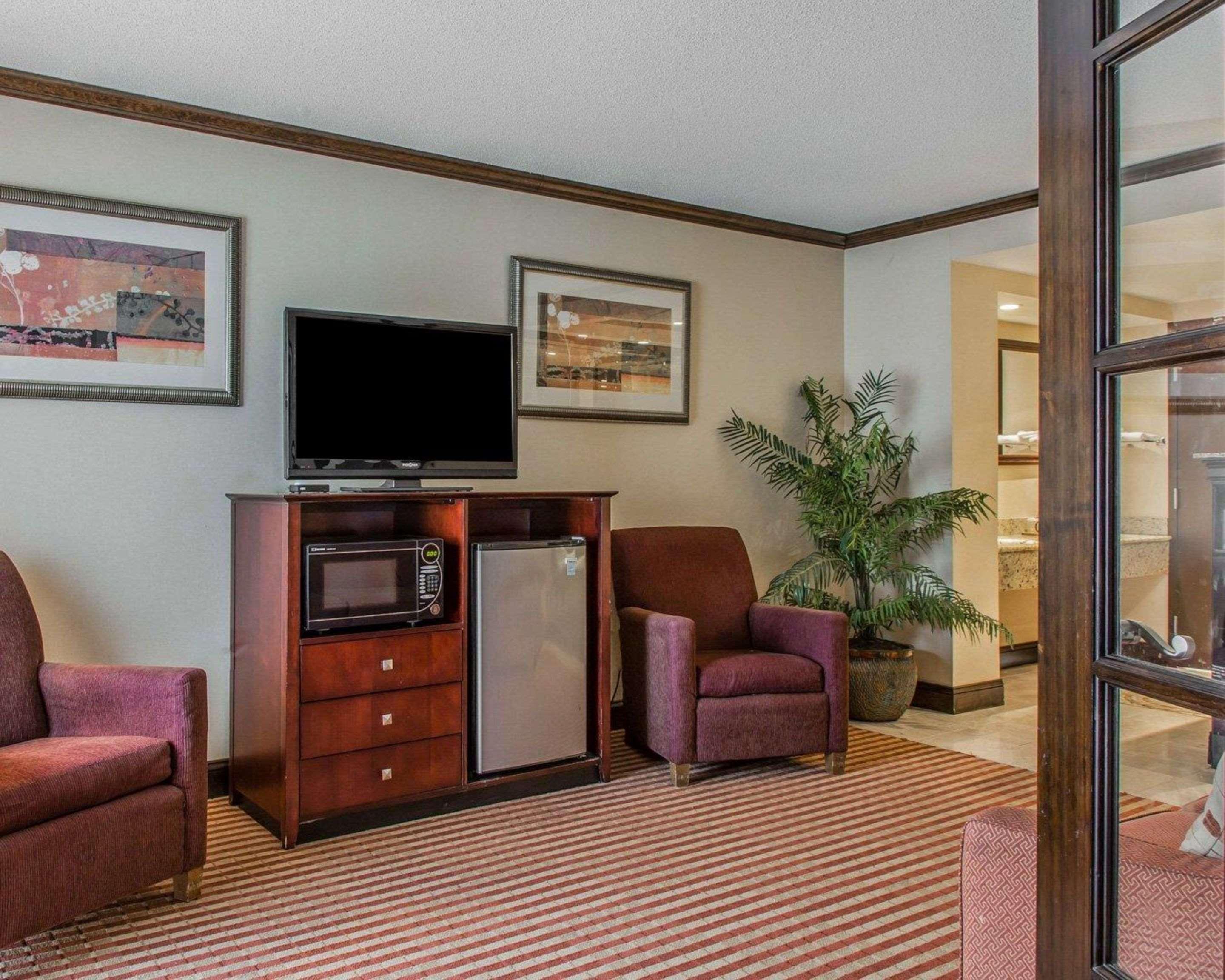 Rodeway Inn & Suites East Windsor Εξωτερικό φωτογραφία